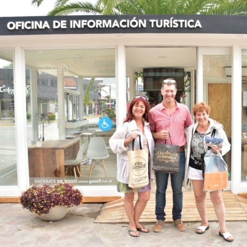 EN VILLA GESELL RECIBIERON AL PRIMER TURISTA DEL VERANO CON UN AGASAJO
