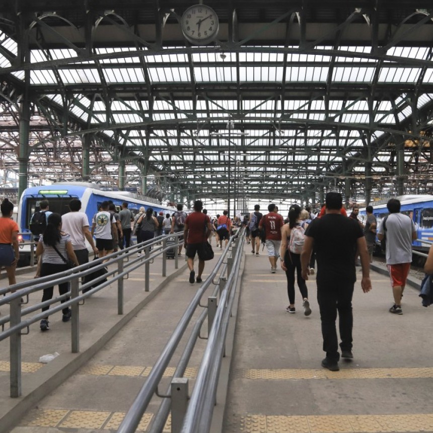 EVALÚAN EXTENDER EL HORARIO DE LOS TRENES AL CONURBANO