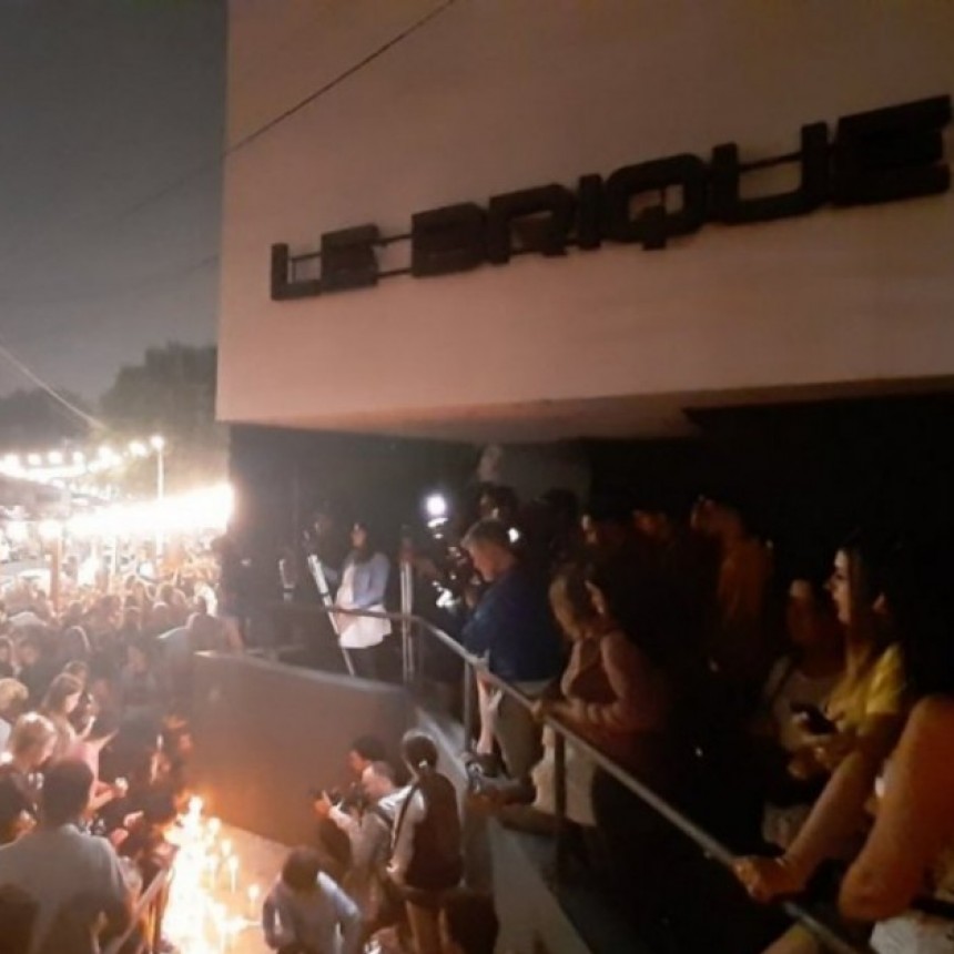 VECINOS DE VILLA GESELL SE MANIFESTARON FRENTE AL BOLICHE DONDE MATARON A FERNANDO BÁEZ