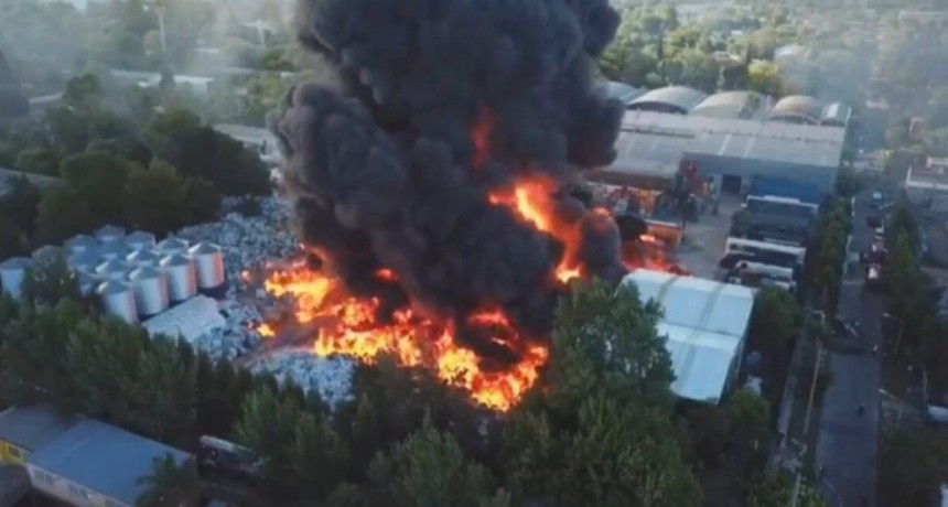 GIGANTESCO INCENDIO EN PLANTA DE PLÁSTICOS EN GENERAL PACHECO