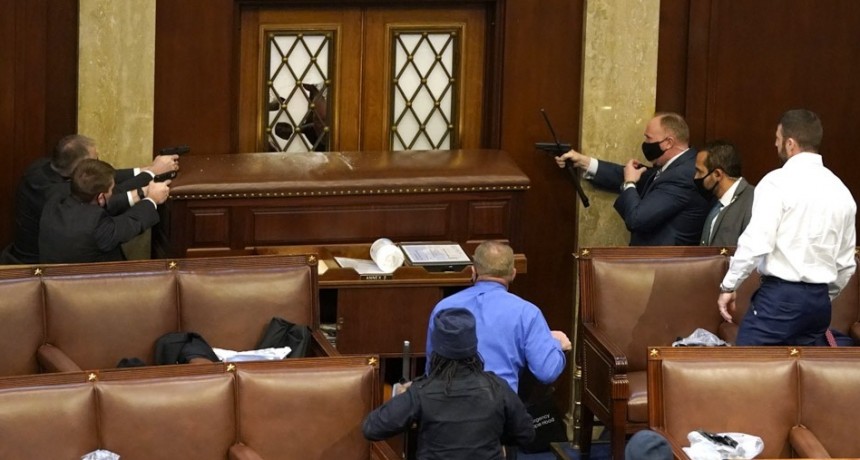 INTENTO DE GOLPE DE ESTADO EN EEUU: MANIFESTANTES PROTRUMP  ROMPIERON EL CERCO DE SEGURIDAD Y ENTRARON AL CONGRESO