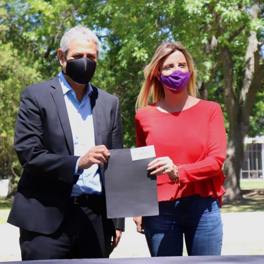 LA INTENDENTA DE CAÑUELAS, MARISA FASSI, FIRMÓ UN CONVENIO PARA LA CONSTRUCCIÓN DE 450 VIVIENDAS