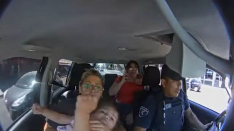 DOS POLICÍAS LE SALVARON LA VIDA A UNA BEBA A LA QUE LE PRACTICARON RCP EN EL PATRULLERO
