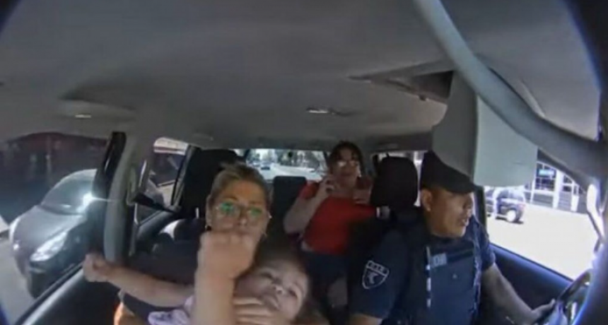 DOS POLICÍAS LE SALVARON LA VIDA A UNA BEBA A LA QUE LE PRACTICARON RCP EN EL PATRULLERO