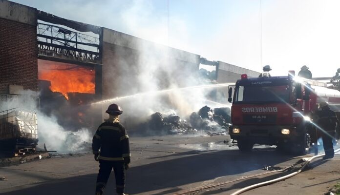 UN PAVOROSO INCENDIO EN UNA PAPELERA DE QUILMES PROVOCÓ GRAVES DESTROZOS