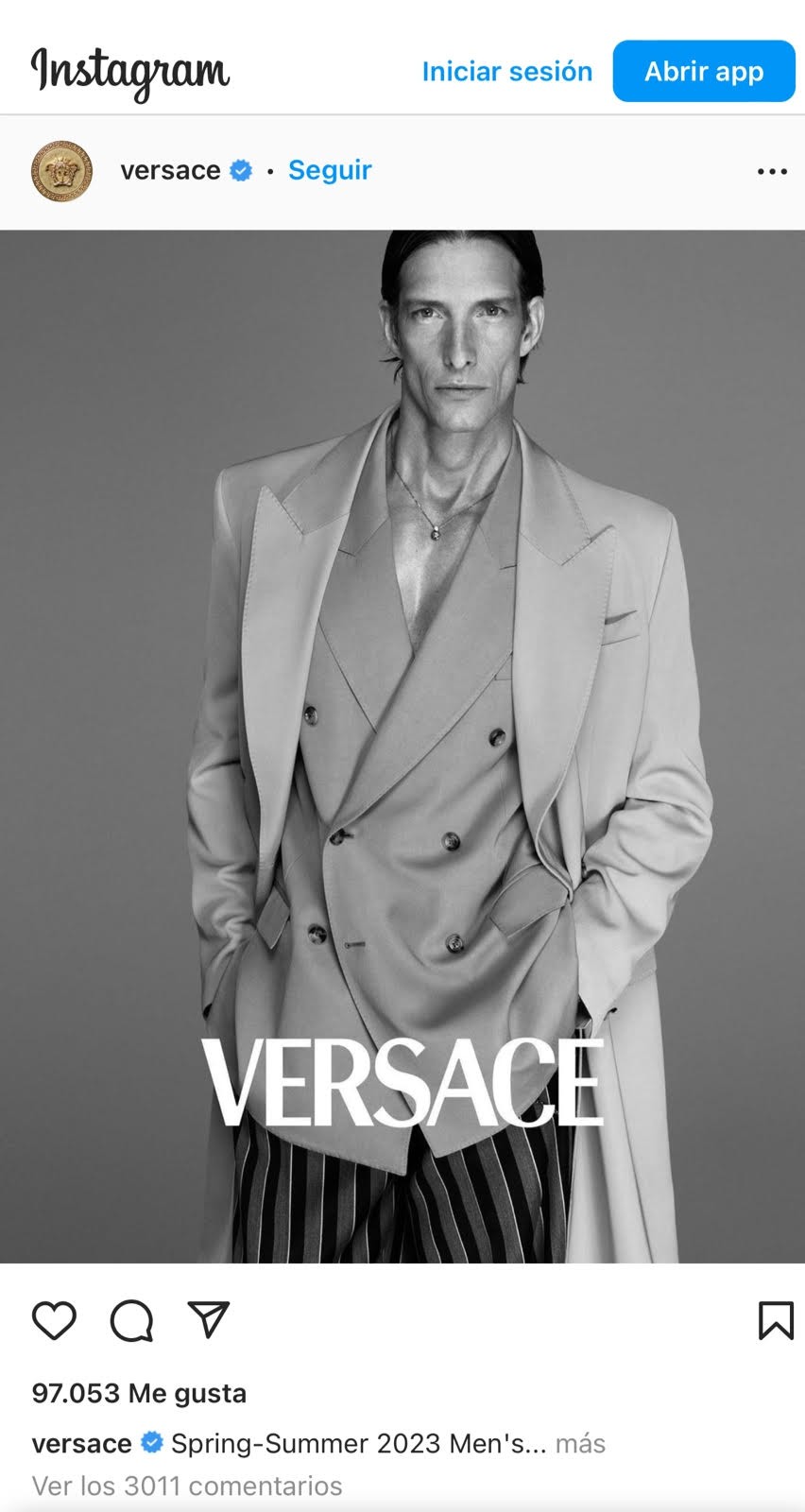 IVÁN DE PINEDA VUELVE A POSAR PARA VERSACE A 22 AÑOS DE SU PRIMERA CAMPAÑA PARA LA RECONOCIDA MARCA ITALIANA