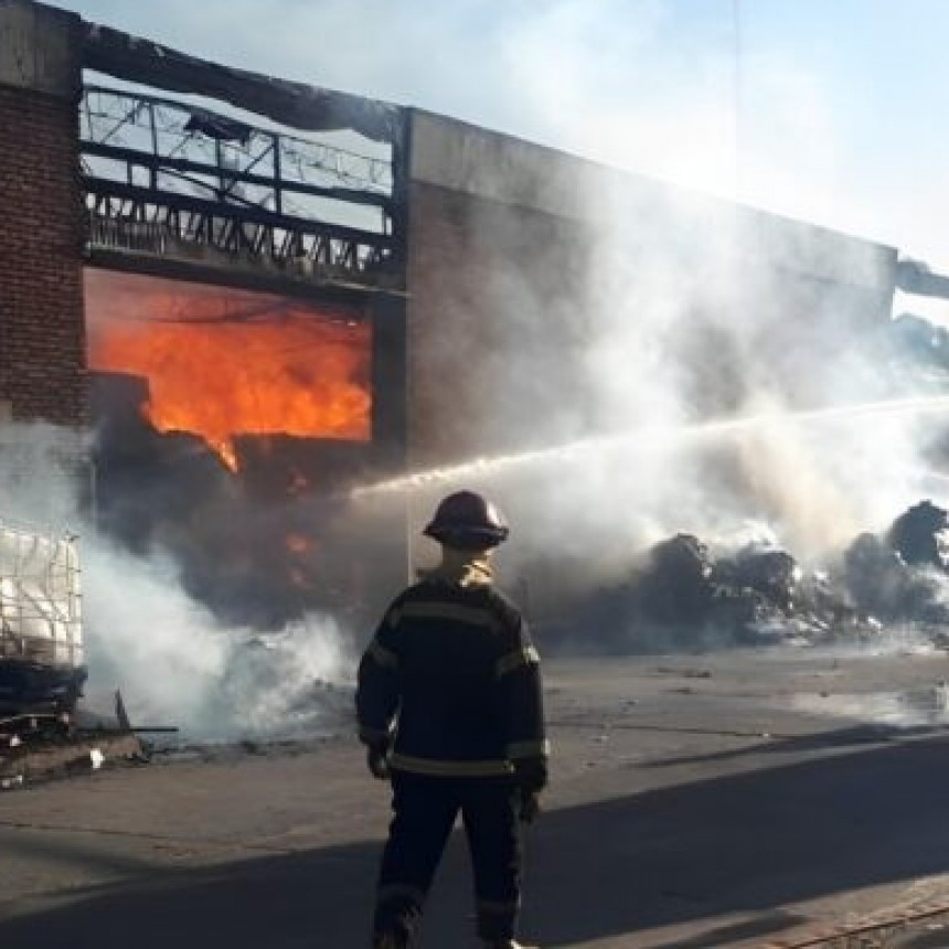 UN PAVOROSO INCENDIO EN UNA PAPELERA DE QUILMES PROVOCÓ GRAVES DESTROZOS