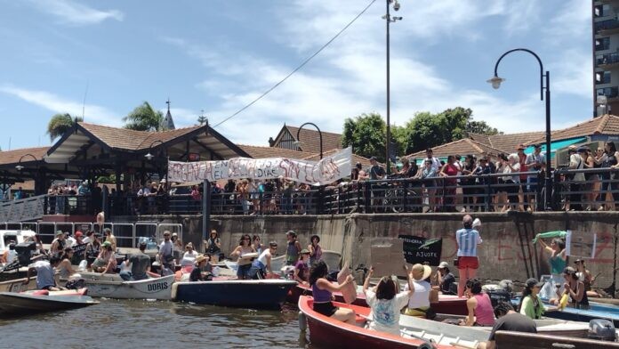 VECINOS DE LAS ISLAS DEL DELTA CORTARON EL RÍO TIGRE PARA RECLAMAR A EDENOR 