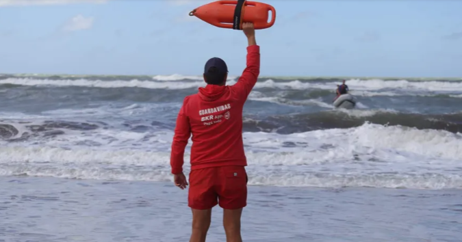LOS GUARDAVIDAS DE PINAMAR RECLAMAN AUMENTO A LOS PRIVADOS Y TOMAN MEDIDAS DE FUERZA