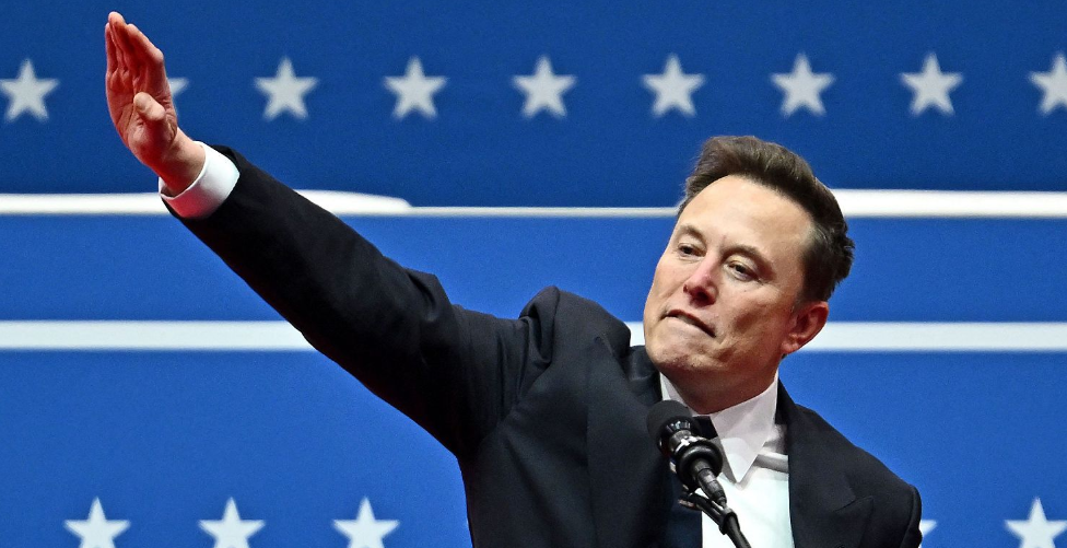  MUSK REALIZÓ UN GESTO QUE RECUERDA AL SALUDO NAZI