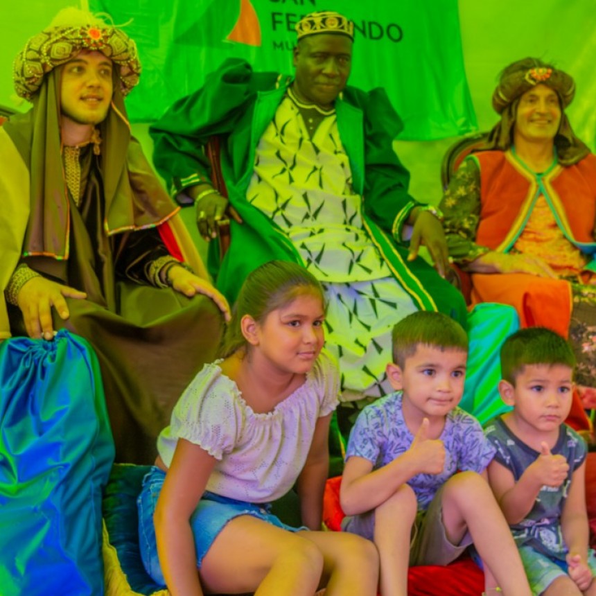 LOS REYES MAGOS VUELVEN A SAN FERNANDO PARA SACARSE FOTOS CON LAS FAMILIAS