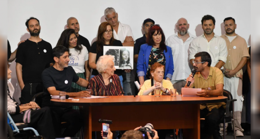 DIRIGENTES Y PARTIDOS POLÍTICOS CELEBRARON LA RECUPERACIÓN DE LA NIETA 139 POR PARTE DE ABUELAS DE PLAZA DE MAYO
