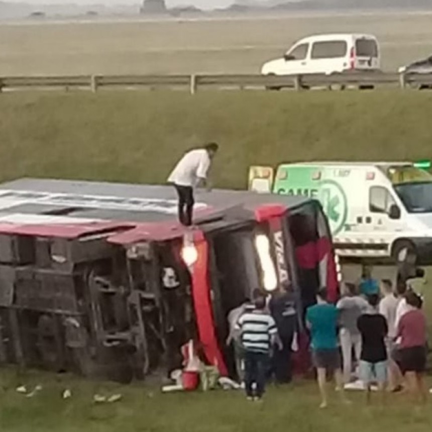 OTRO MICRO VOLCÓ EN LA RUTA 2: HAY HERIDOS Y TRABAJAN AMBULANCIAS DEL SAME