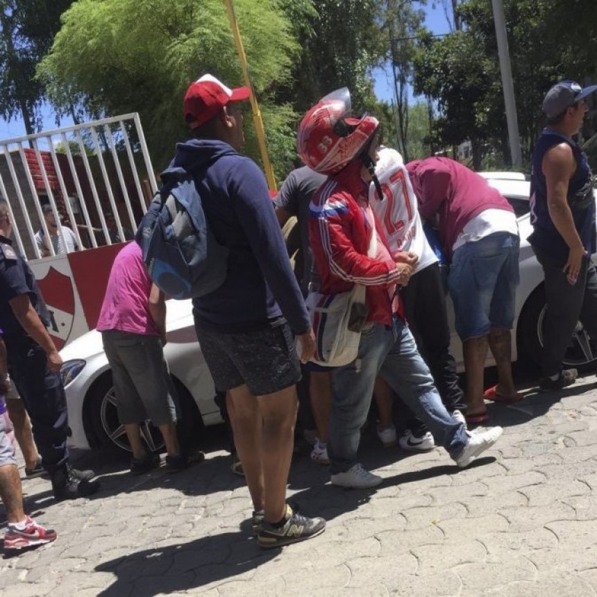 LA BARRA DE INDEPENDIENTE APRETÓ A LOS JUGADORES EN EL ENTRENAMIENTO ¿CON EL PERMISO DE LOS DIRIGENTES?