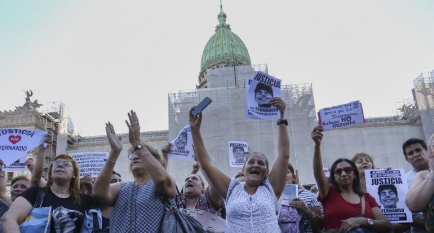 CRIMEN DE VILLA GESELL: MULTITUDINARIA MARCHA FRENTE AL CONGRESO EN RECLAMO DE JUSTICIA