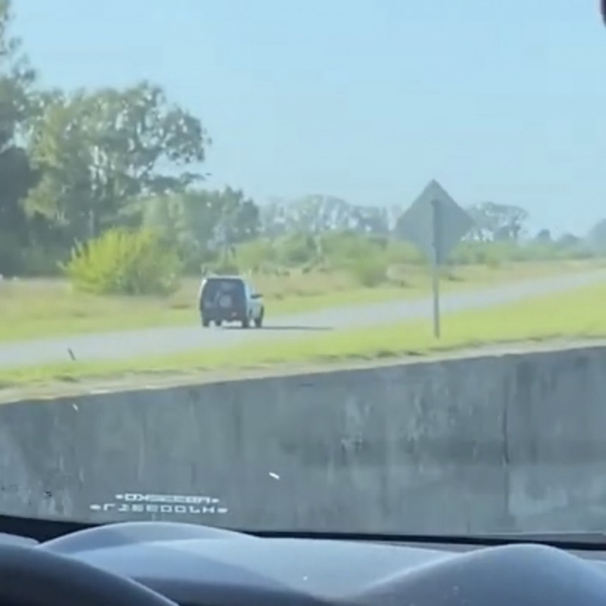 LA PEOR ACTITUD: UN AUTO CIRCULÓ CONTRAMANO PARA EVITAR EL TRANSITO DEL FIN DE SEMANA DE LA RUTA 2