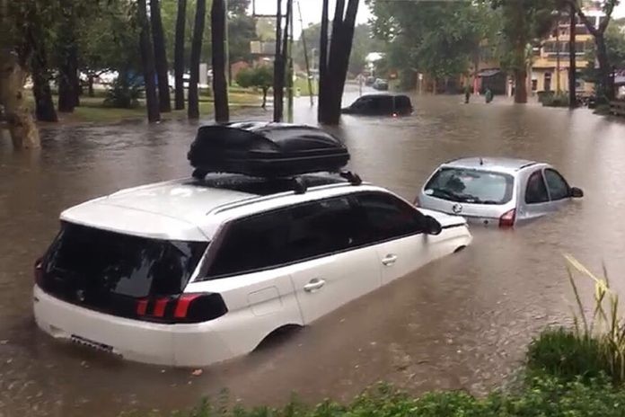 CALLES ANEGADAS Y EVACUADOS TRAS UN FUERTE TEMPORAL EN PINAMAR: CAYERON 180 MM EN 4 HORAS
