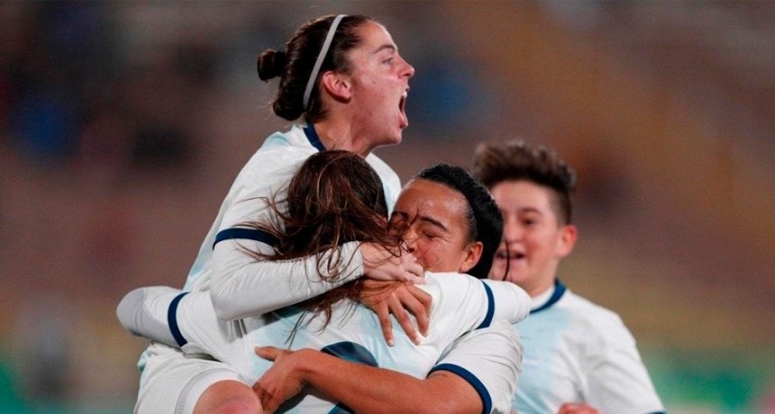 LA SELECCIÓN FEMENINA Y UNA LISTA CON VARIOS REGRESOS