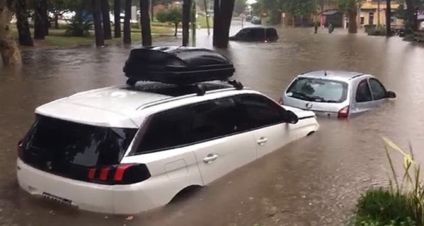 CALLES ANEGADAS Y EVACUADOS TRAS UN FUERTE TEMPORAL EN PINAMAR: CAYERON 180 MM EN 4 HORAS