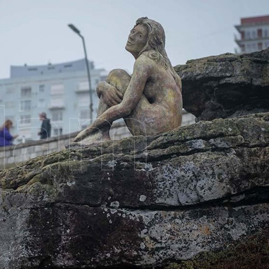 EN MAR DEL PLATA BUSCAN A LA O EL ARTISTA QUE INSTALÓ UNA ESCULTURA ANÓNIMA FRENTE A LA COSTA