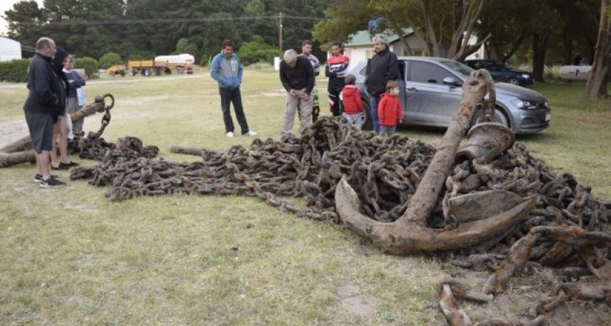 SAN CAYETANO: MISTERIO POR EL HALLAZGO DE DOS GRANDES ANCLAS