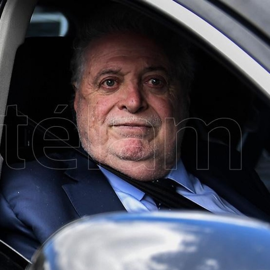 EL PRESIDENTE LE PIDIO LA RENUNCIA A GINÉS GONZÁLEZ GARCÍA POR EL ESCÁNDALO DE LA APLICACIÓN DE VACUNAS EN SU MINISTERIO