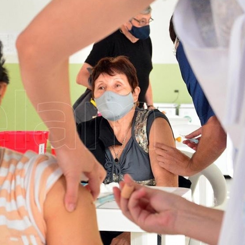 MÁS DE 40 MIL BONAERENSES MAYORES DE 60 AÑOS YA RECIBIERON LA VACUNA