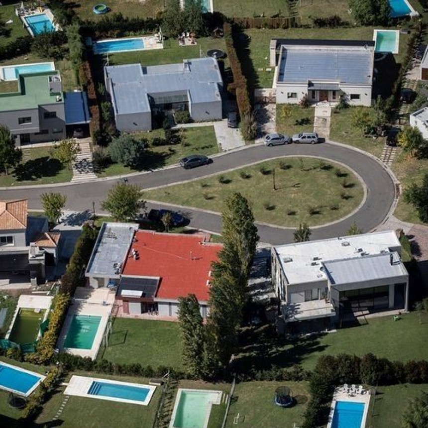 VIOLENTOS VECINOS DEL COUNTRY CASUARINAS PREMIUM ATACARON A UNA CUADRILLA DE EDESUR QUE IBA A CORTAR UNA CONEXIÓN TRUCHA