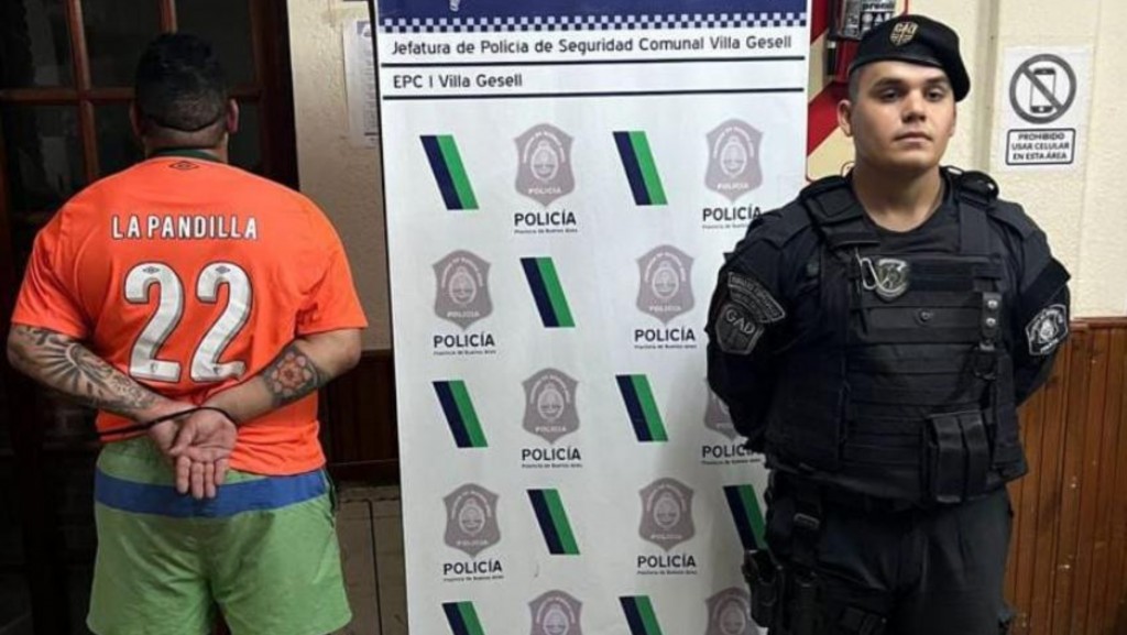 DETUVIERON AL LÍDER DE LA BARRA DE VÉLEZ EN VILLA GESELL TRAS ATACAR AL HOMBRE ARAÑA EN EL 
