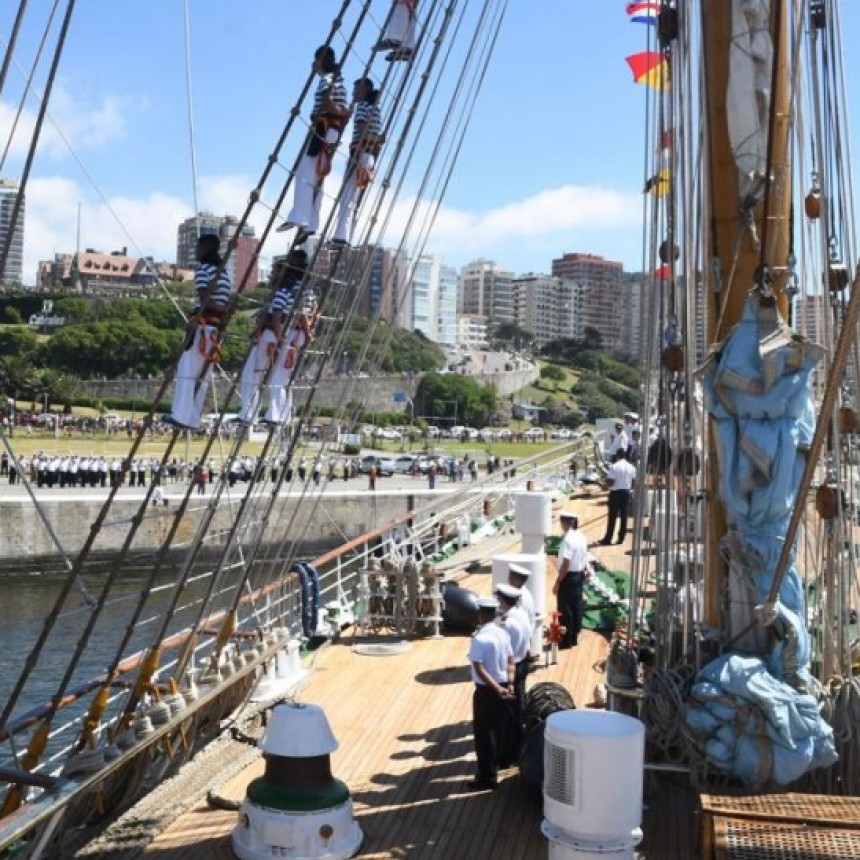 CALUROSA BIENVENIDA A LA FRAGATA LIBERTAD EN EL PUERTO DE MAR DEL PLATA