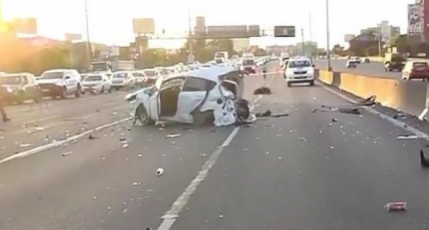 CHOQUE MÚLTIPLE ENTRE 5 AUTOS EN LA AUTOPISTA PANAMERICANA: UNA MUJER HERIDA