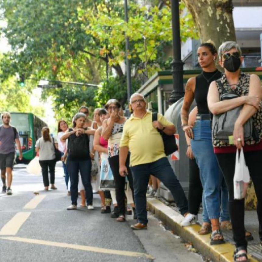 UN SORPRESIVO PARO DE COLECTIVOS AFECTA A MILES DE USUARIOS EN EL AMBA