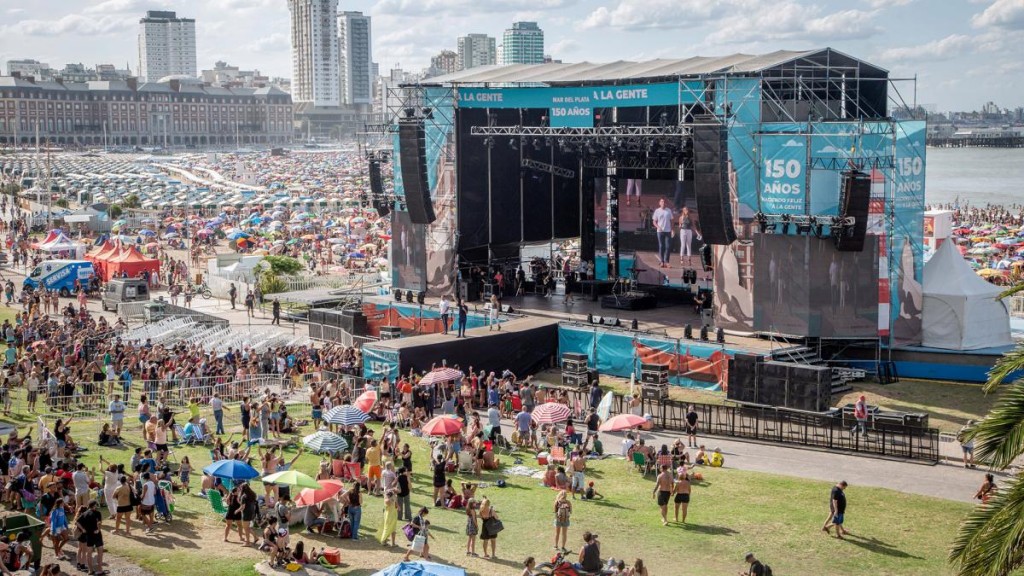 MAR DEL PLATA FESTEJÓ SUS 150 AÑOS CON UN SHOW DE ACROBACIAS AÉREAS Y AUTOS ANTIGUOS