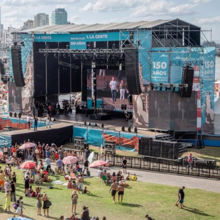 MAR DEL PLATA FESTEJÓ SUS 150 AÑOS CON UN SHOW DE ACROBACIAS AÉREAS Y AUTOS ANTIGUOS