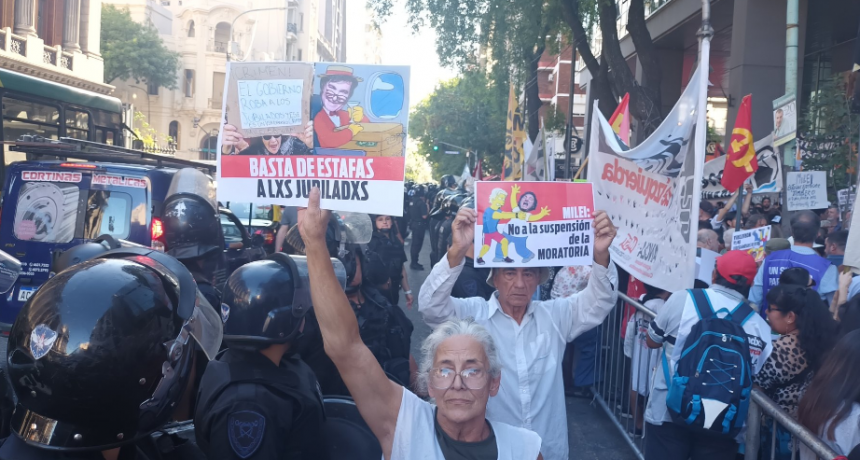REPRESIÓN CON GASES Y PALOS A LA MOVILIZACIÓN DE JUBILADOS QUE SE REALIZA TODOS LOS MIÉRCOLES EN EL CONGRESO NACIONAL