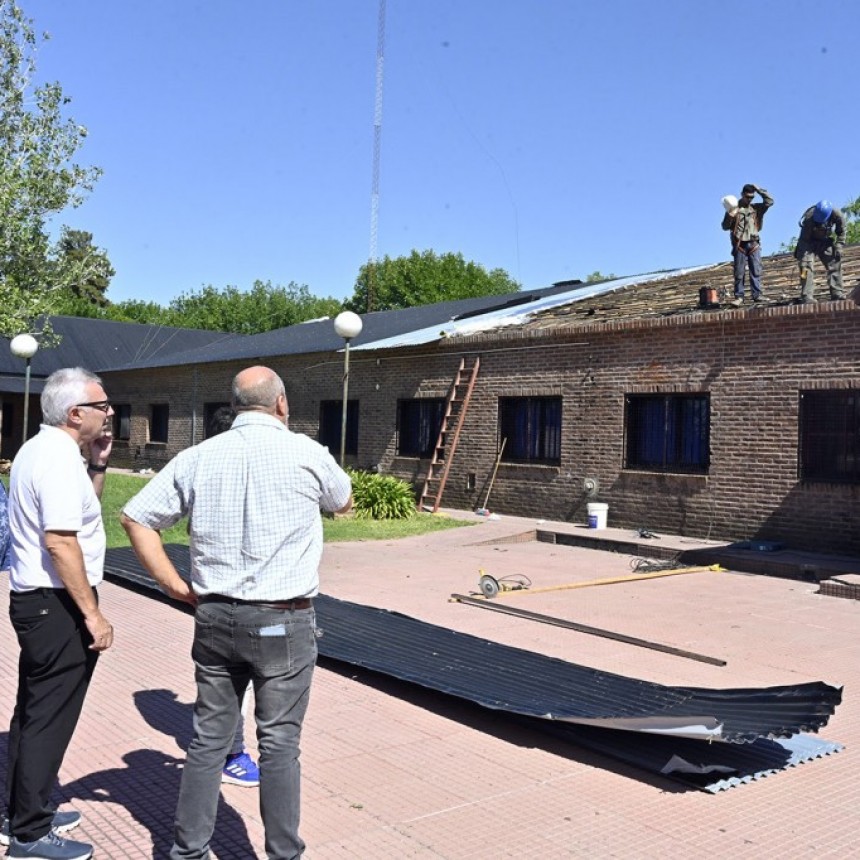 JULIO ZAMORA MONITOREÓ LOS TRABAJOS DE RECONSTRUCCIÓN DEL TECHO EN LA ESCUELA SECUNDARIA N° 4