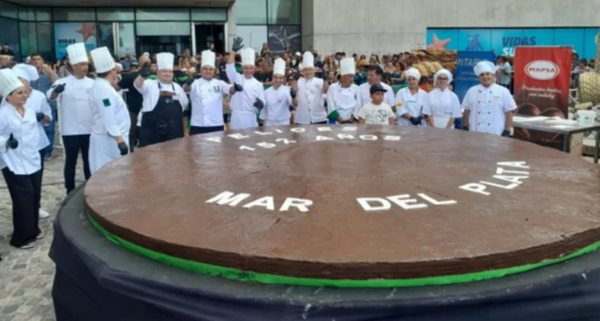 LOCURA POR EL ALFAJOR GIGANTE EN MAR DEL PLATA: PES&Oacute; M&Aacute;S DE 700 KILOS Y VAN POR EL R&Eacute;CORD GUINNESS