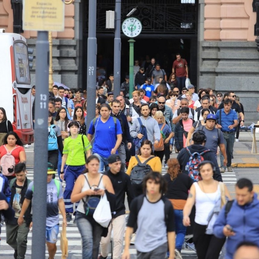 LARGAS FILAS EN LAS PARADAS EN EL PRIMER DÍA DE LIMITACIONES EN EL SERVICIO DE TRANSPORTES INTERURBANOS