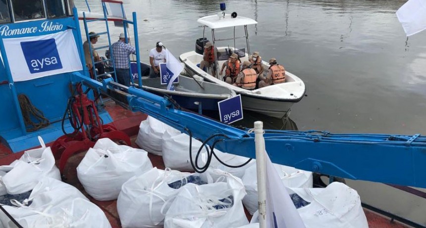 FRENTE A LA PANDEMIA DE COVID-19, EN BARCO, AYSA DISTRIBUYE AGUA POTABLE EN EL DELTA