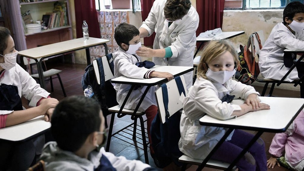 URUGUAY: SUSPENDEN LA OBLIGATORIEDAD DE ASISTENCIA A CLASES POR EL INCREMENTO DE CASOS