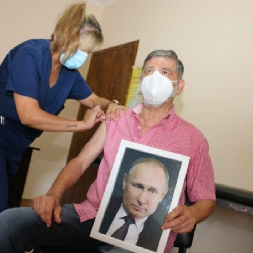 EL INTENDENTE DE ROQUE PÉREZ VOLVIÓ DE SU LICENCIA Y RECIBIÓ LA VACUNA ABRAZADO A UNA FOTO DE PUTIN