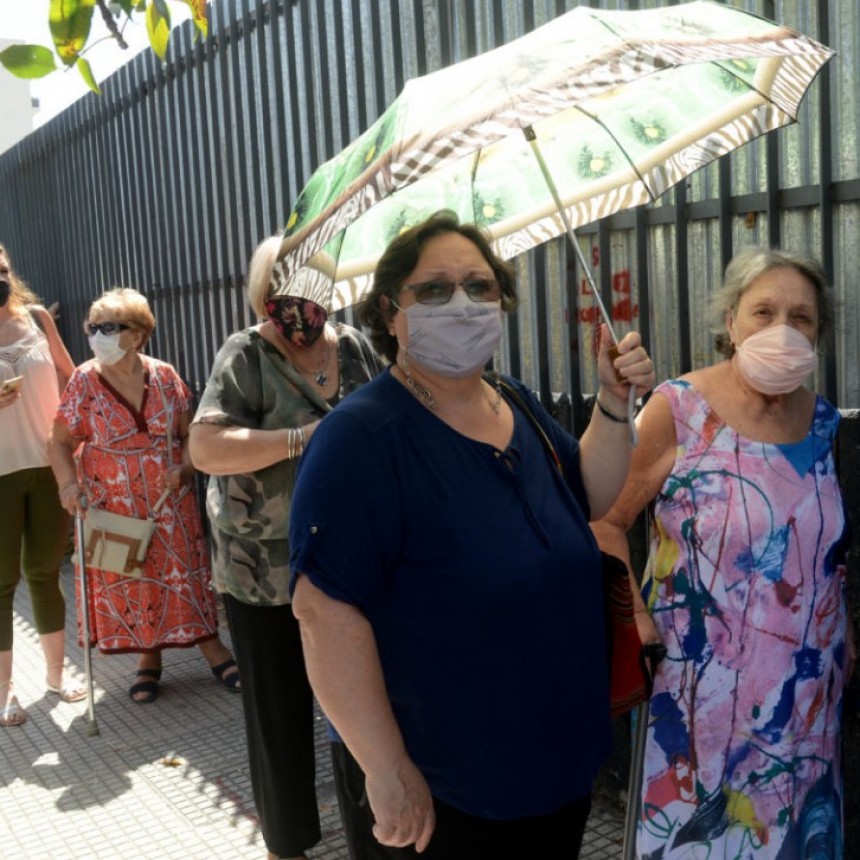 CAOS Y ABANDONO EN LA VACUNACIÓN DE LA CIUDAD DE BUENOS AIRES A ADULTOS MAYORES: LARGAS FILAS BAJO EL SOL, DEMORAS Y SIN DISTANCIAMIENTO