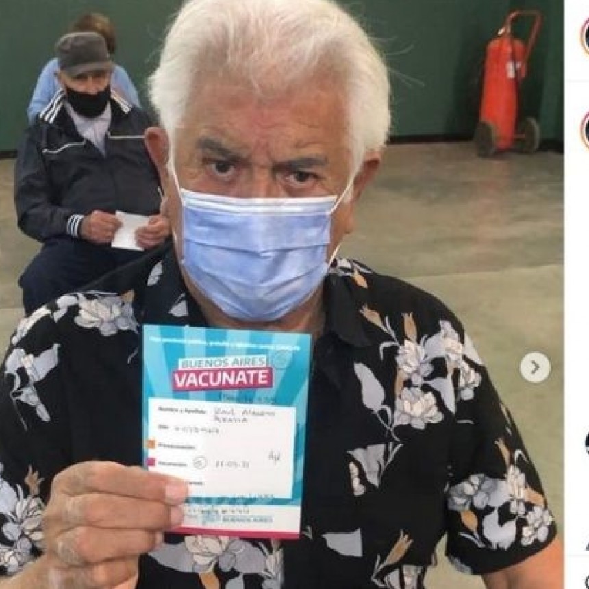 UN CRACK, RAÚL LAVIÉ SE VACUNÓ CONTRA EL CORONAVIRUS Y SALIÓ CANTANDO EN RUSO
