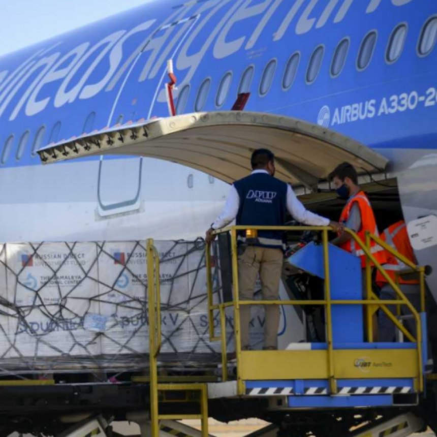 LLEGARON 300 MIL SPUTNIK V Y PARTIÓ UN VUELO A CHINA PARA BUSCAR DOSIS DE SINOPHARM