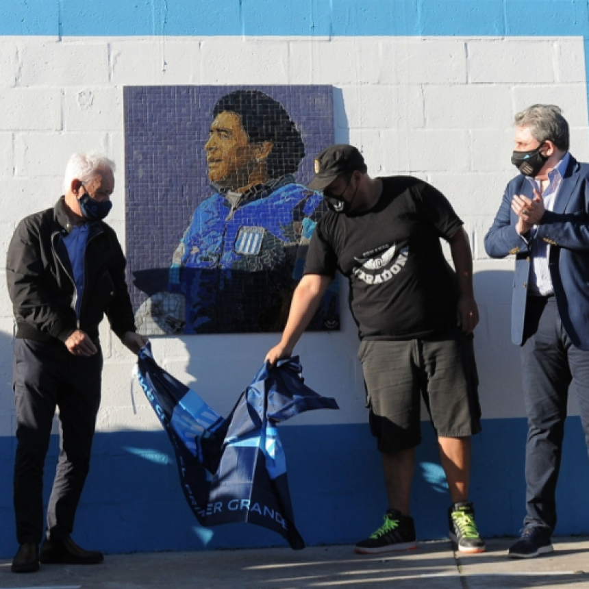 LA CANCHA DE RACING YA TIENE SU MURAL DE DIEGO MARADONA