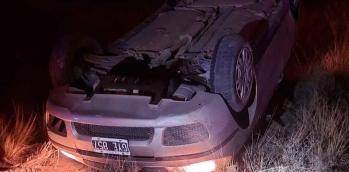 BAHÍA BLANCA: SUBIÓ CON 13 AMIGOS A UN FIAT SIENA, MANEJÓ ALCOHOLIZADO Y VOLCÓ