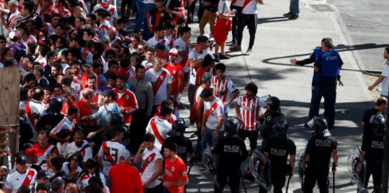 INCIDENTES Y CORRIDAS EN EL MONUMENTAL Y TEMOR POR LA INTERNA DE LA BARRA: 16 DETENIDOS
