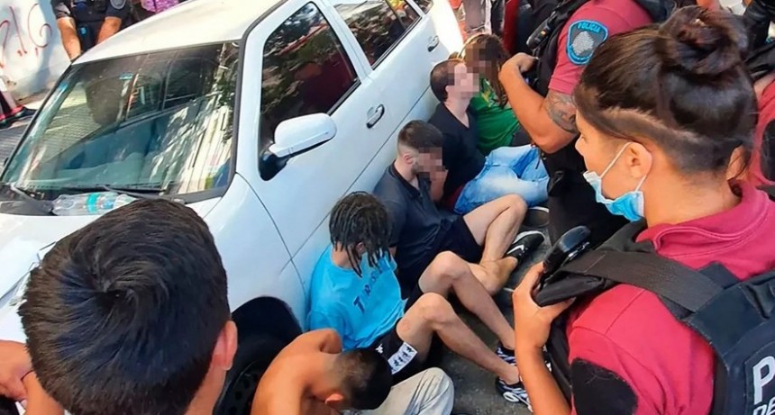 SEIS DETENIDOS ACUSADOS DE VIOLAR EN GRUPO A UNA JOVEN DENTRO DE UN AUTO EN PALERMO