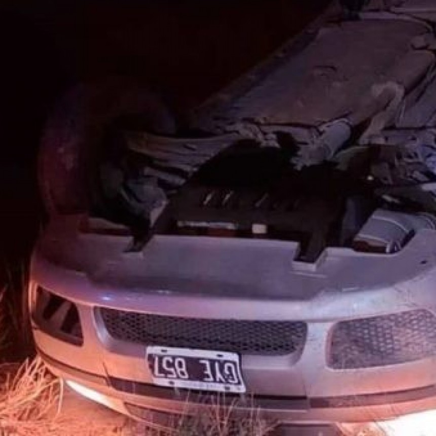 BAHÍA BLANCA: SUBIÓ CON 13 AMIGOS A UN FIAT SIENA, MANEJÓ ALCOHOLIZADO Y VOLCÓ
