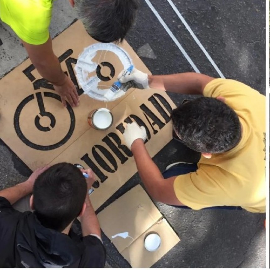 MAR DEL PLATA: UN GRUPO DE CICLISTAS SALIÓ A PINTAR BICISENDAS YA QUE “EL MUNICIPIO NO LO HACE”